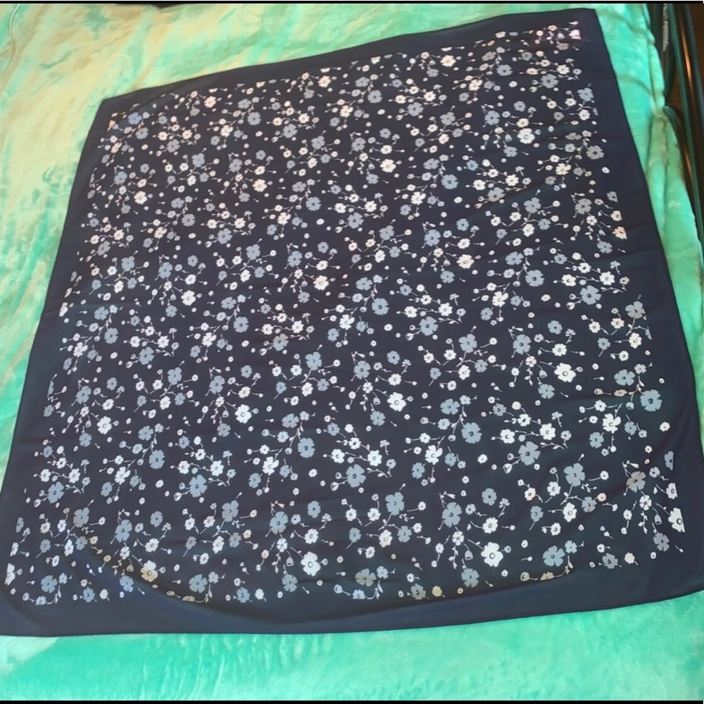 Michael Kors Navy Floral Print Scarf NWT - Picture 3 of 5